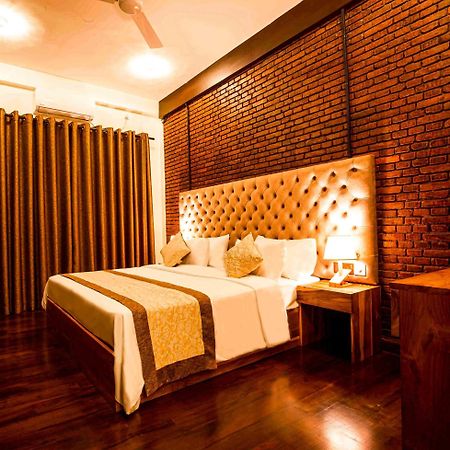 Manthra Leisure Hotel Kandy Bagian luar foto