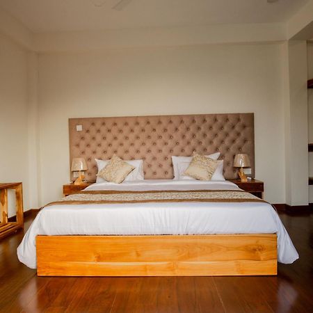 Manthra Leisure Hotel Kandy Bagian luar foto