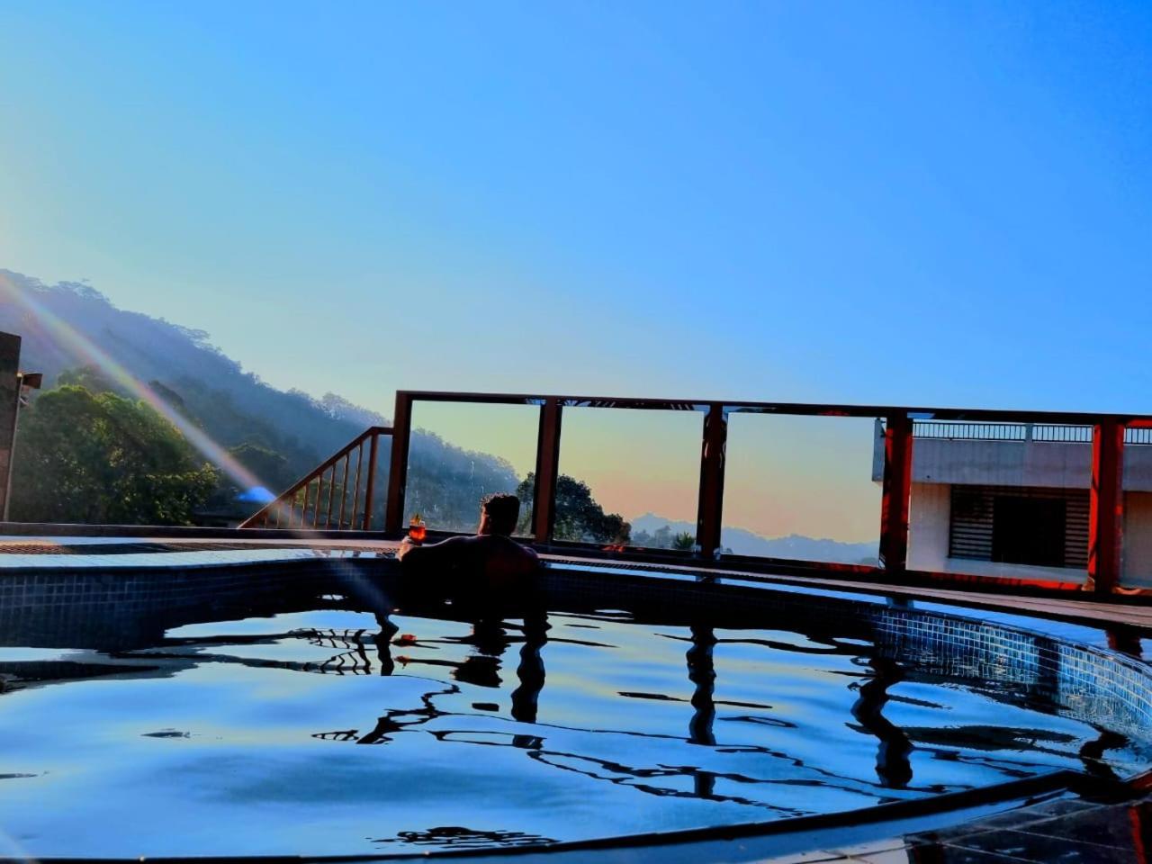 Manthra Leisure Hotel Kandy Bagian luar foto