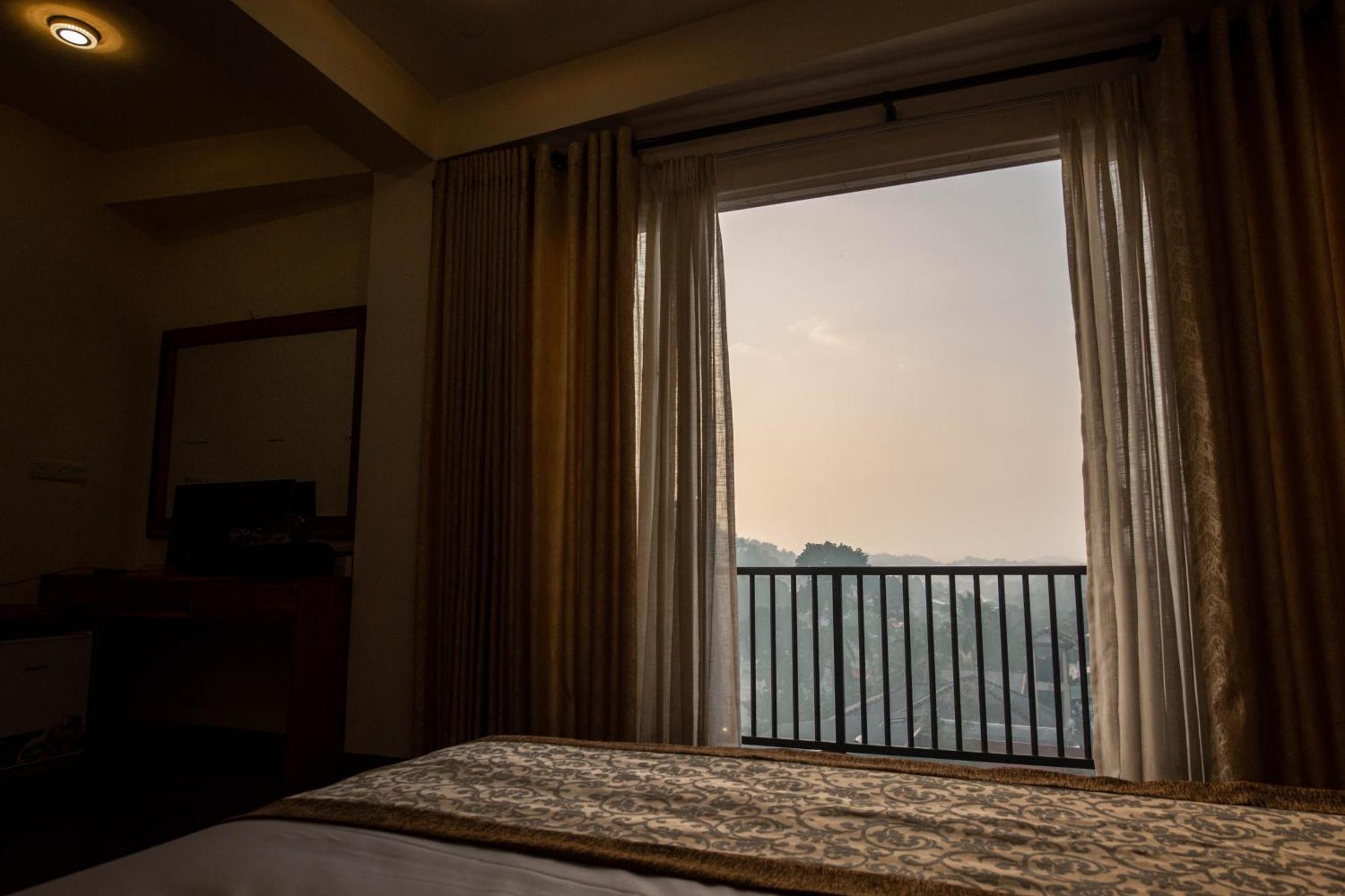 Manthra Leisure Hotel Kandy Bagian luar foto