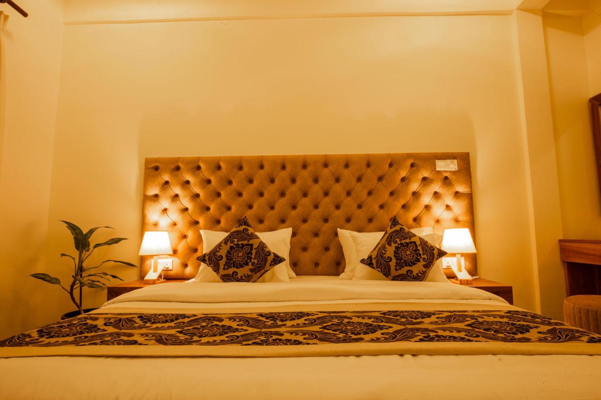 Manthra Leisure Hotel Kandy Bagian luar foto