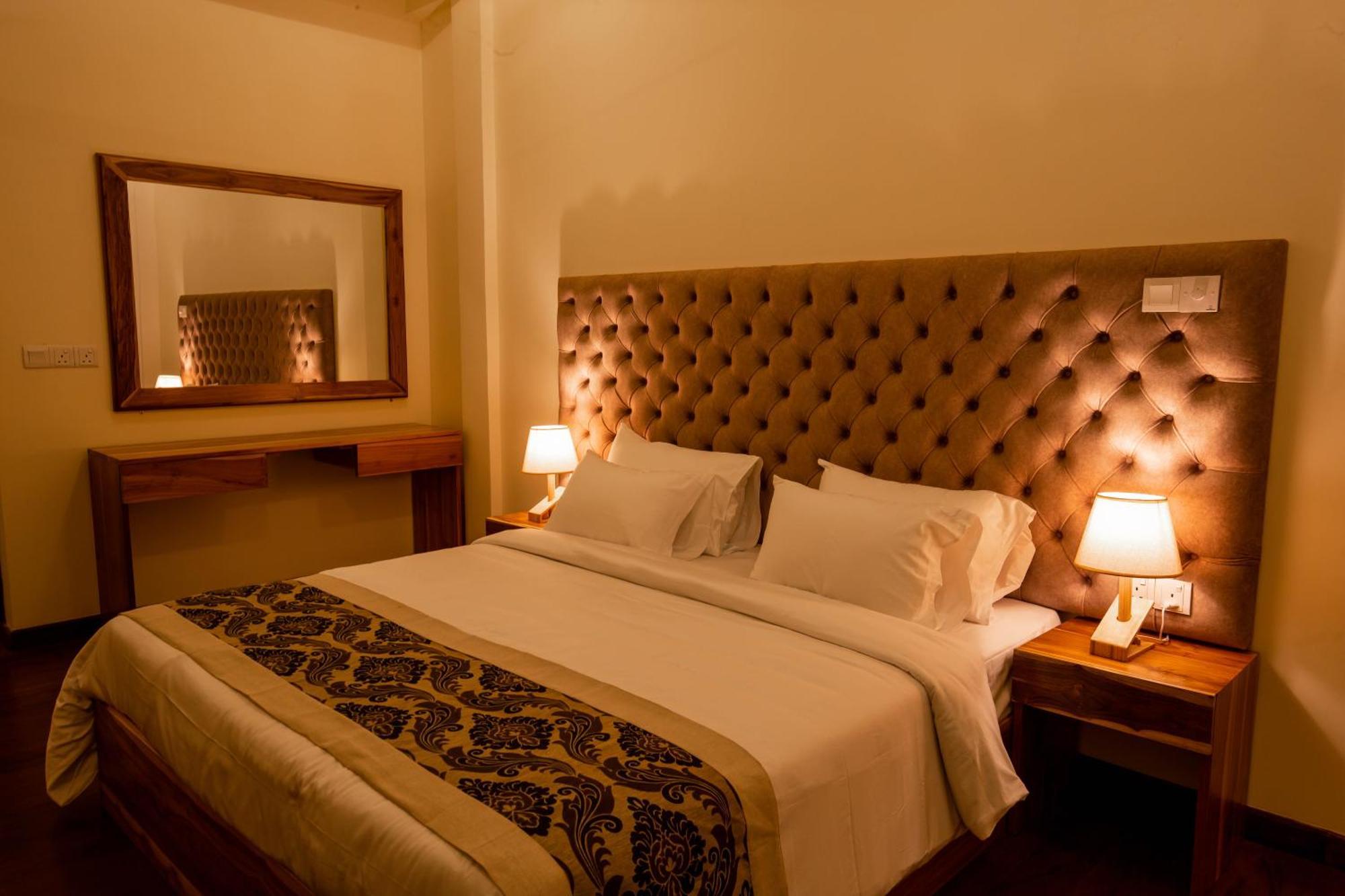 Manthra Leisure Hotel Kandy Bagian luar foto