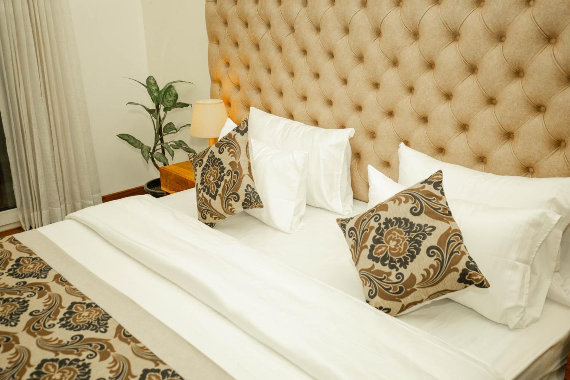 Manthra Leisure Hotel Kandy Bagian luar foto