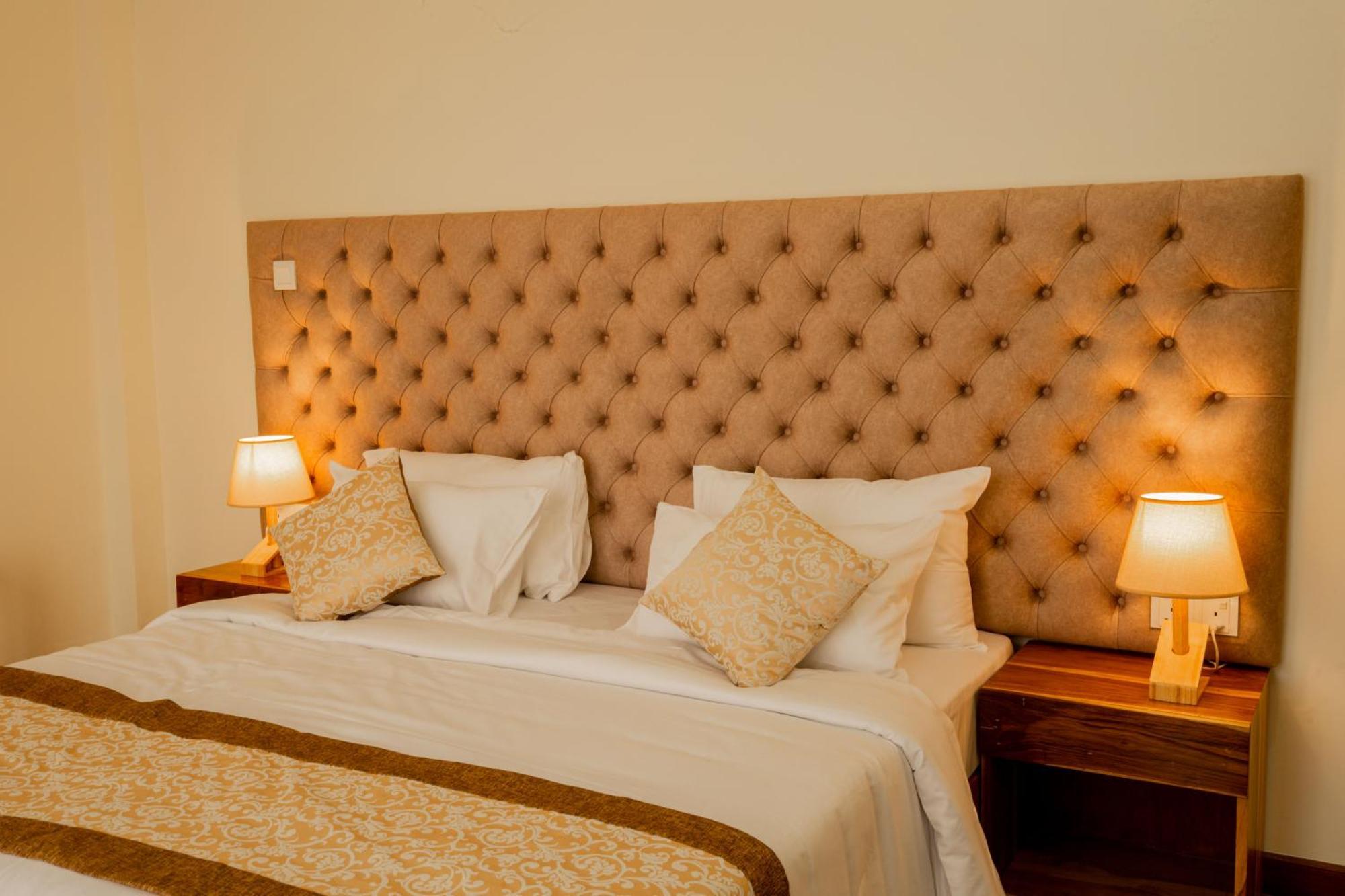Manthra Leisure Hotel Kandy Bagian luar foto