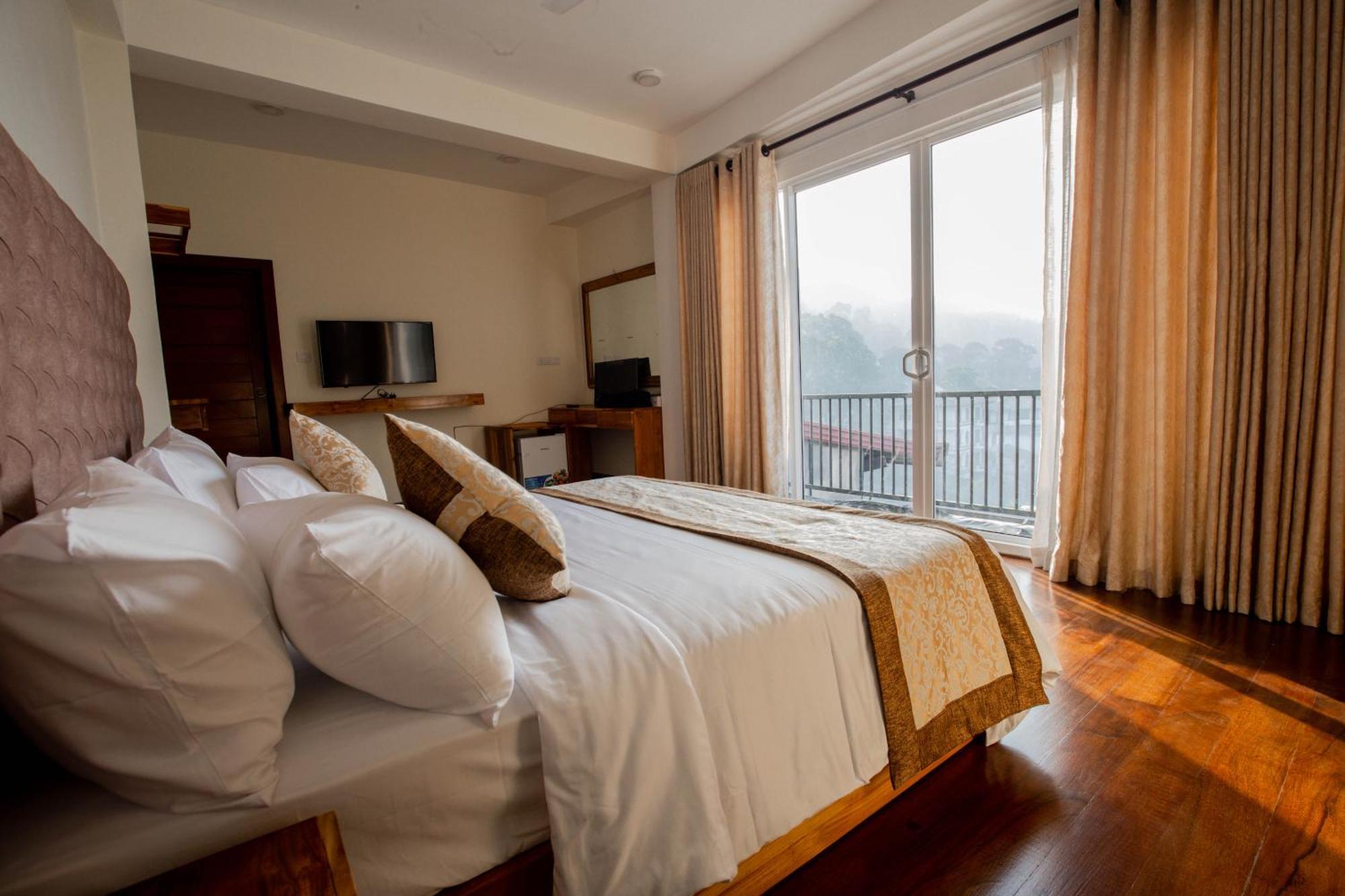 Manthra Leisure Hotel Kandy Bagian luar foto