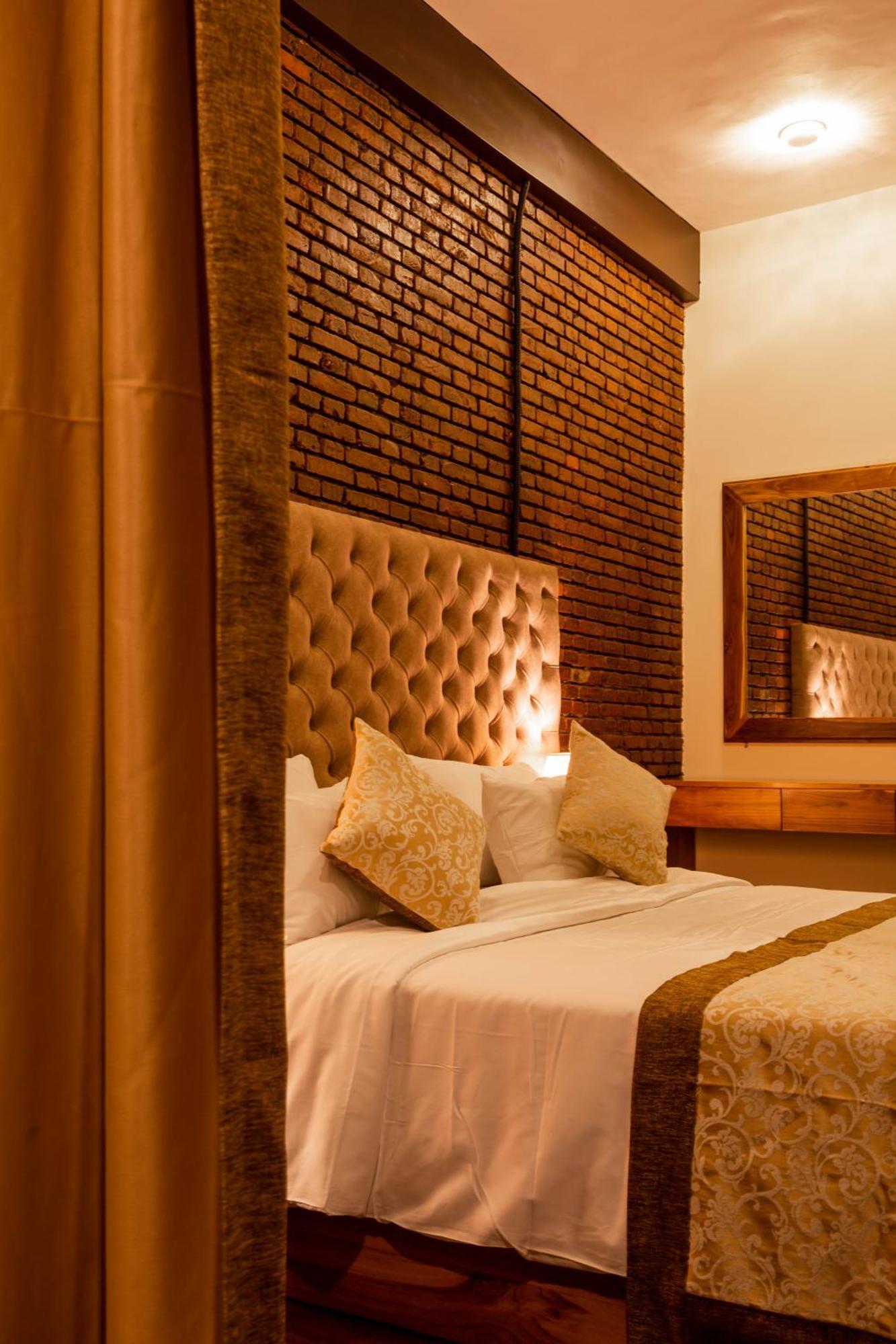 Manthra Leisure Hotel Kandy Bagian luar foto